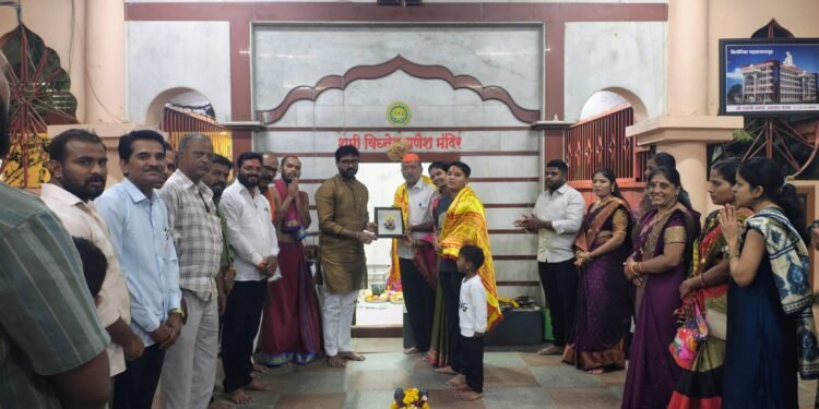 संकष्ट चतुर्थी निमित्त स्वामीनाथ बाबर व संकेत पवार यांच्या हस्ते सहपत्नीक पूजा