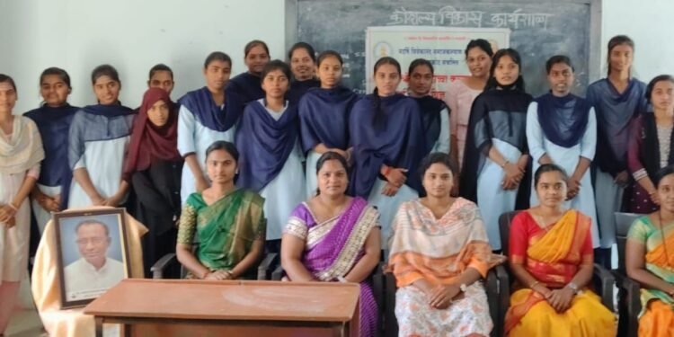 विद्यार्थिनींनी व्यवसायाभिमुख कौशल्ये आत्मसात करावीत