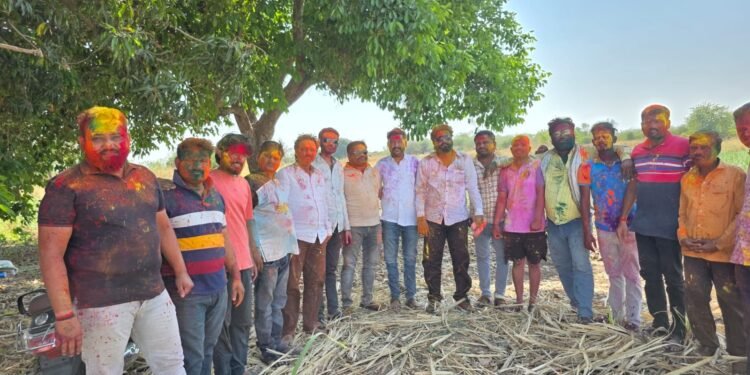 रंगांची उधळण करीत रंगपंचमी उत्साहात साजरी