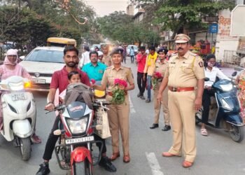 महिला दिनाच्या निमित्त पोलिसांकडून महिला, लहान मुलींचा सन्मान