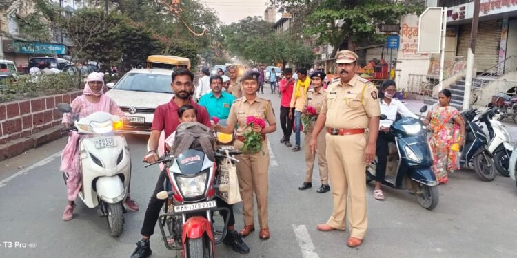 महिला दिनाच्या निमित्त पोलिसांकडून महिला, लहान मुलींचा सन्मान