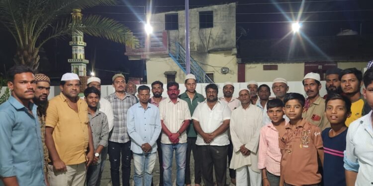 जामा मस्जिद मध्ये नगरसेवक महेश इंगळे यांच्यातर्फे इफ्तार पार्टी संपन्न