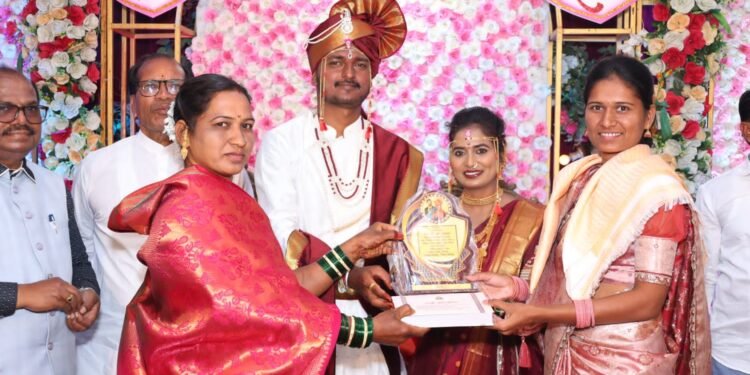 लग्नसमारंभात कर्तुत्ववान महीलांचा सन्मान