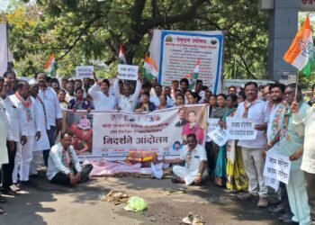 काँग्रेसच्या वतीने गॅस सिलेंडर दरवाढ व तुटवड्याच्या विरोधात प्रतिकात्मक अंत्ययात्रा 