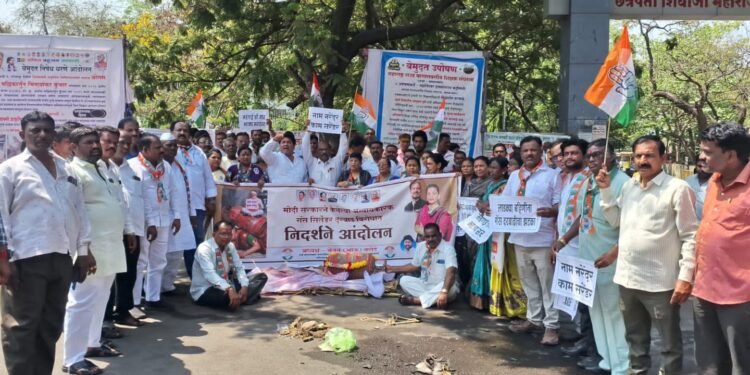 काँग्रेसच्या वतीने गॅस सिलेंडर दरवाढ व तुटवड्याच्या विरोधात प्रतिकात्मक अंत्ययात्रा 