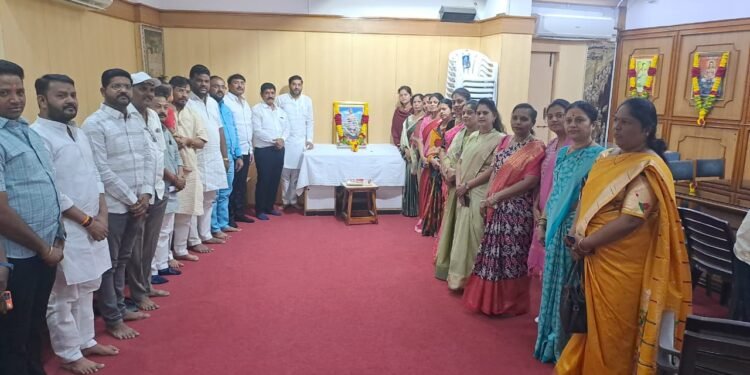 महानगरपालिकेच्या वतीने छत्रपती संभाजी महाराज यांना अभिवादन 