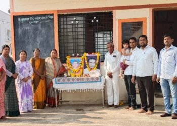 आदर्श विद्यालयात सावित्रीबाई फुले, वामनराव शिंदे स्मृतिदिन साजरा