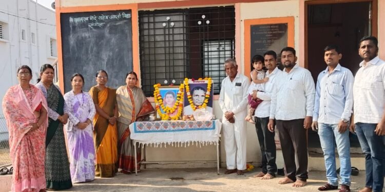 आदर्श विद्यालयात सावित्रीबाई फुले, वामनराव शिंदे स्मृतिदिन साजरा