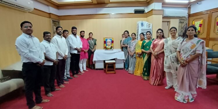 महापालिकेच्या वतीने माजी उपपंतप्रधान यशवंतराव चव्हाण यांना अभिवादन 