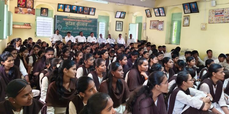 हॉर्वर्ड विद्यापीठात शिक्षण घेणारे डॉ. डिसले यांचे शंकरराव निंबाळकर अध्यापक विद्यालय येथे मार्गदर्शन