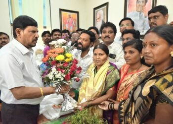 नूतन जि.प. सदस्या सौ. मिनाक्षी सरतापे यांनी घेतली केंद्रीय मंत्री डॉ. रामदास आठवले यांची भेट