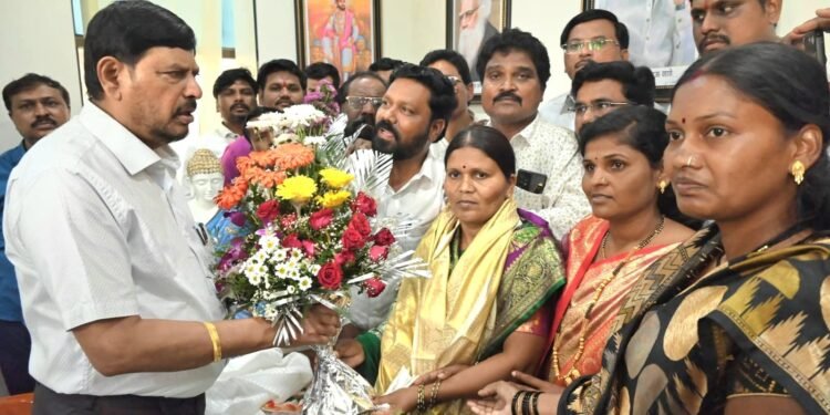 नूतन जि.प. सदस्या सौ. मिनाक्षी सरतापे यांनी घेतली केंद्रीय मंत्री डॉ. रामदास आठवले यांची भेट