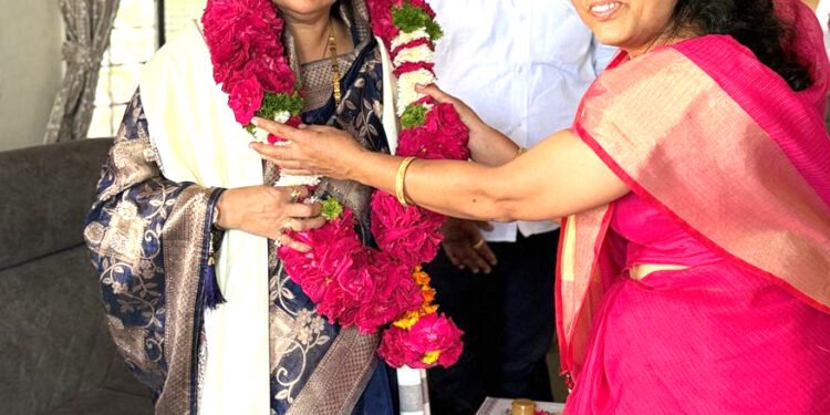 पालकमंत्री जयकुमार गोरे यांनी दिल्या माने देशमुख परिवाराला शुभेच्छा