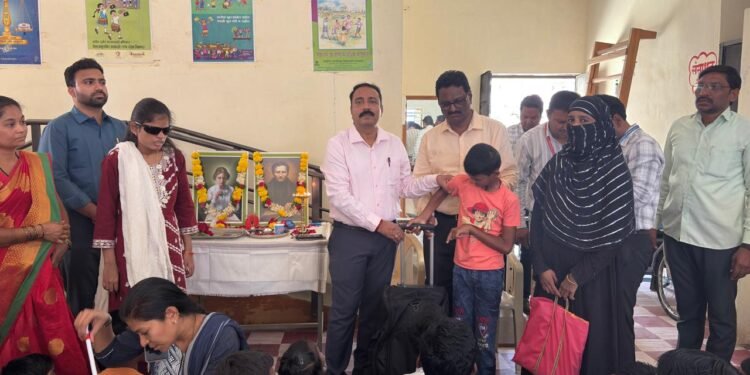 समावेशित शिक्षणांतर्गत विशेष गरजाधिष्ठित विद्यार्थ्यांना साहित्य-साधनांचे वितरण