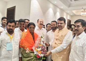 मुख्यमंत्री देवेंद्र फडणवीस यांच्याहस्ते नूतन सभापती पूनम इंगवले यांचा सत्कार 