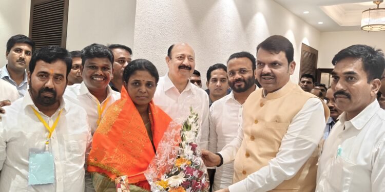 मुख्यमंत्री देवेंद्र फडणवीस यांच्याहस्ते नूतन सभापती पूनम इंगवले यांचा सत्कार 