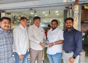 प्रामाणिकतेचा आदर्श! सापडलेला ६५ हजारांचा मोबाईल केला परत