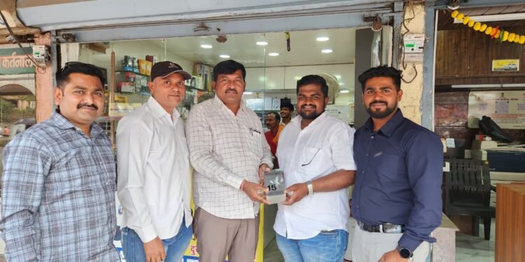 प्रामाणिकतेचा आदर्श! सापडलेला ६५ हजारांचा मोबाईल केला परत