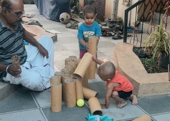 चिमण्यांच्या संवर्धनासाठी वर्षभरात शेकडो कृत्रिम घरटे बनवून मोफत वाटप