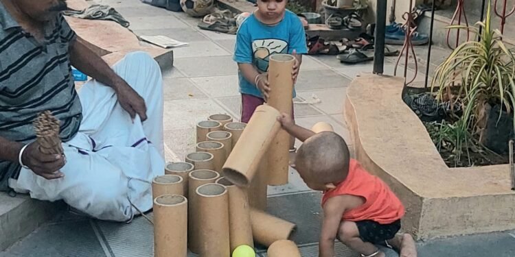 चिमण्यांच्या संवर्धनासाठी वर्षभरात शेकडो कृत्रिम घरटे बनवून मोफत वाटप