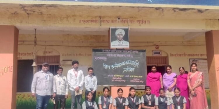 वखारिया विद्यालयात डॉ. गोविंद खरात यांचे विद्यार्थिनींना मार्गदर्शन