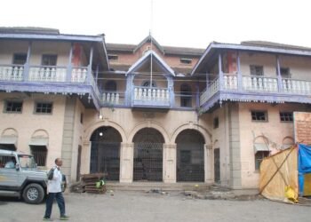 कोट्यावधी रुपये किंमतीच्या जागांवरील शासकीय इमारती कित्येक वर्षापासून वापराविना धुळखात पडून