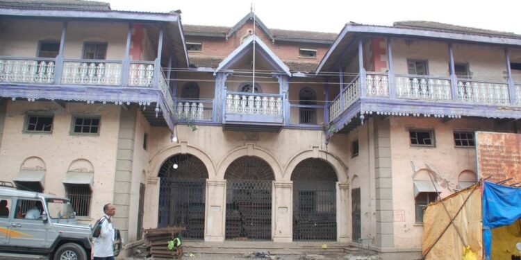 कोट्यावधी रुपये किंमतीच्या जागांवरील शासकीय इमारती कित्येक वर्षापासून वापराविना धुळखात पडून