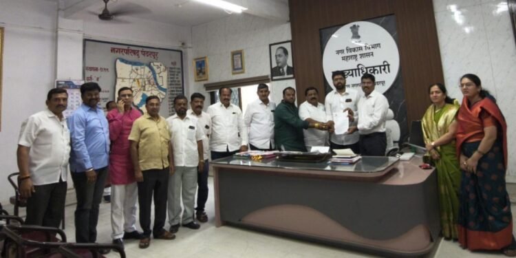 तुकाराम भवन येथील गाळे  विस्थापितांना द्यावेत, कराराची पूर्तता करावी