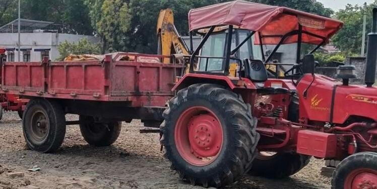 सीना नदी पात्रातील अवैध वाळू उपसा रोखण्यासाठी गेलेल्या महसूल कर्मचाऱ्यांना मारहाण