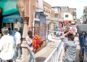 विठ्ठल मंदिर परिसरात तात्पुरत्या व्यवसायिकांची भाऊगर्दी, अतिक्रमणांवर कारवाईची मागणी