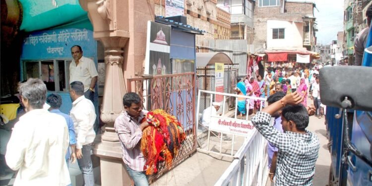 विठ्ठल मंदिर परिसरात तात्पुरत्या व्यवसायिकांची भाऊगर्दी, अतिक्रमणांवर कारवाईची मागणी