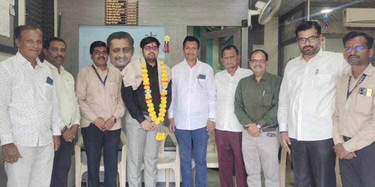 नुतन सीए उत्कर्ष बनकरचा लोकमंगल बँकेत सत्कार