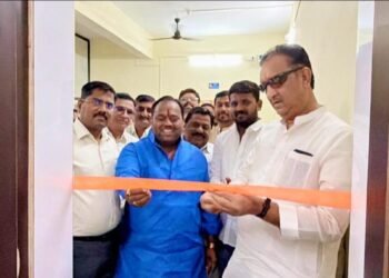 उपनगराध्यक्ष महादेव धोत्रे, गटनेते भागवत बडवे आणि सुजितकुमार सर्वगोड यांच्या संपर्क कार्यालयाचे उद्घाटन