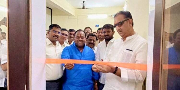 उपनगराध्यक्ष महादेव धोत्रे, गटनेते भागवत बडवे आणि सुजितकुमार सर्वगोड यांच्या संपर्क कार्यालयाचे उद्घाटन