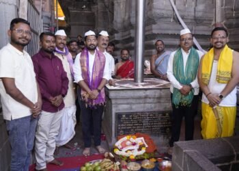 विठ्ठल मंदिरात गुढीपाडव्या निमित्त ध्वजपूजन
