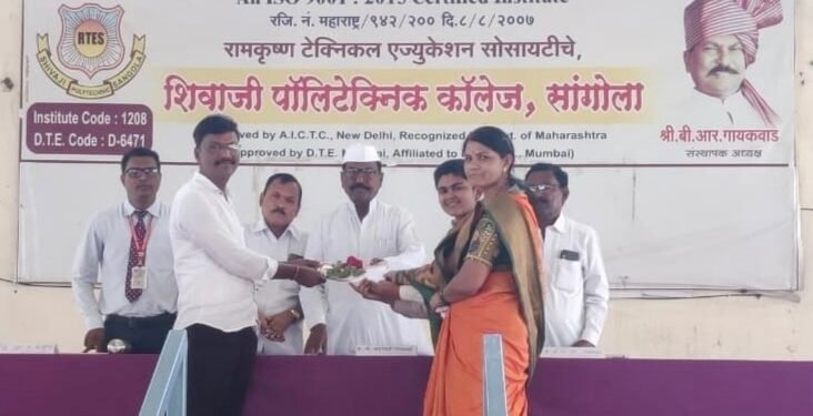 शिवाजी पॉलिटेक्निक मध्ये बक्षिस वितरण कार्यक्रम संपन्न
