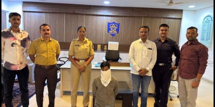 फरार अंतरराष्ट्रीय सुत्रधार आरोपीस 1 वर्षानी पकडला