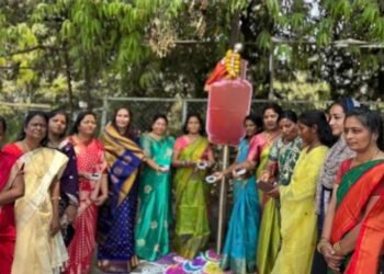 शहरात उभारली गॅस सिलेंडरची अनोखी गुढी; WOW महिला संघटनेचा निषेध