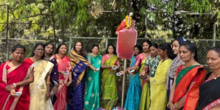 शहरात उभारली गॅस सिलेंडरची अनोखी गुढी; WOW महिला संघटनेचा निषेध