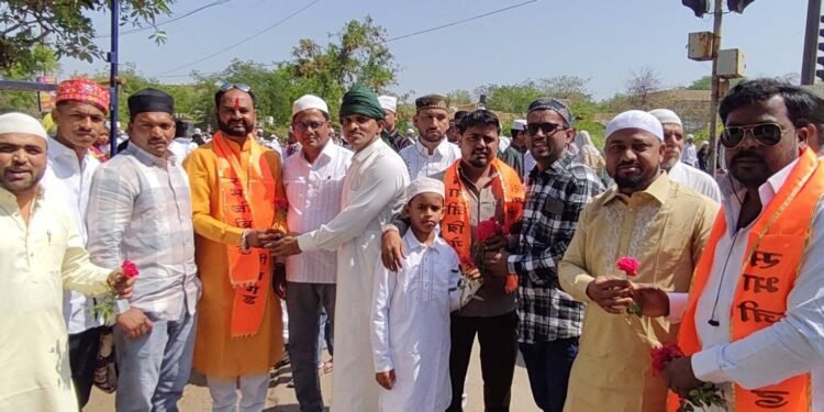 रमजान ईद निमित्त संभाजी ब्रिगेड च्या वतीने गुलाब पुष्प वाटप