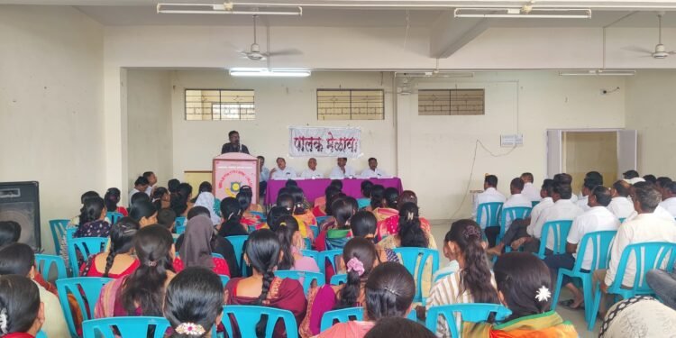 शिवाजी पॉलिटेक्निक मध्ये पालक मेळावा संपन्न