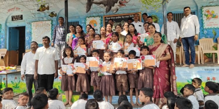 जिल्ह्य परिषद प्राथमिक शाळेतील गुणवंत विद्यार्थ्यांचा सन्मान