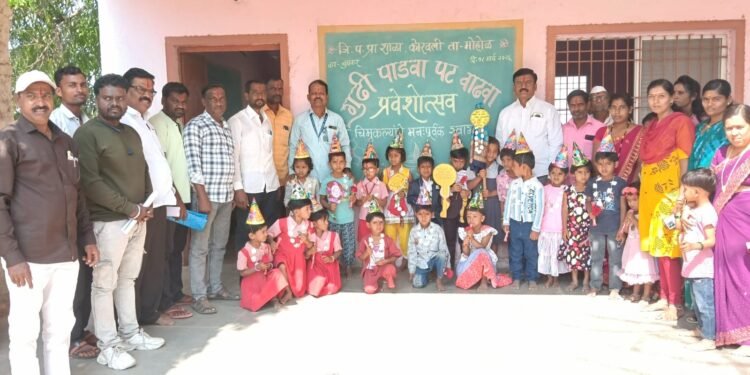 पहिलीच्या वर्गात विद्यार्थ्यांचे जल्लोषात स्वागत; शैक्षणिक गुढी करण्यात आली उभी