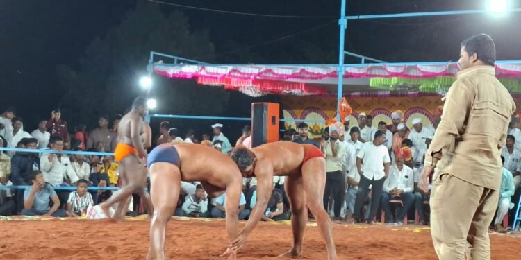 कुस्तीचा थरार; रामा शेळके ठरला ‘गुरु रेवणसिद्ध केसरी’