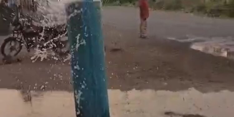 ग्रामपंचायतकडून हलगर्जीपणा, हजारो लिटर पाणी वाया