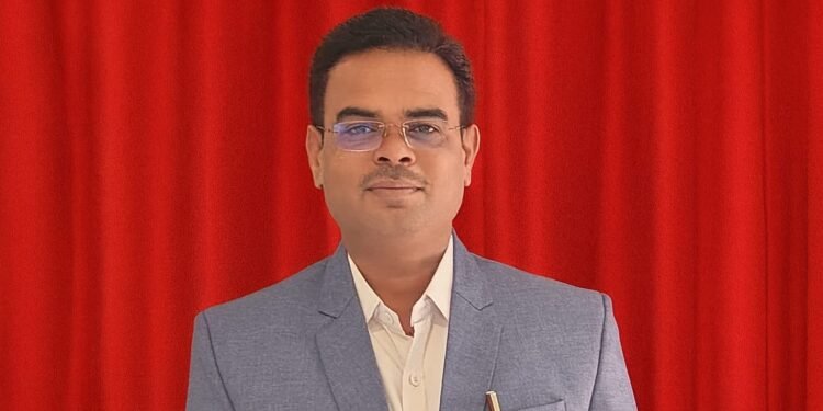 प्रा. डॉ.नवनाथ शिंदे आदर्श शिक्षक पुरस्काराने सन्मानित